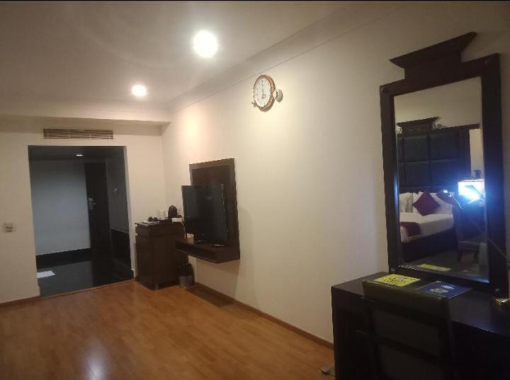 היידראבד Blossom Rooms Hotel Vashishtha - Free Lunch Or Dinner- Free Breakfast מראה חיצוני תמונה