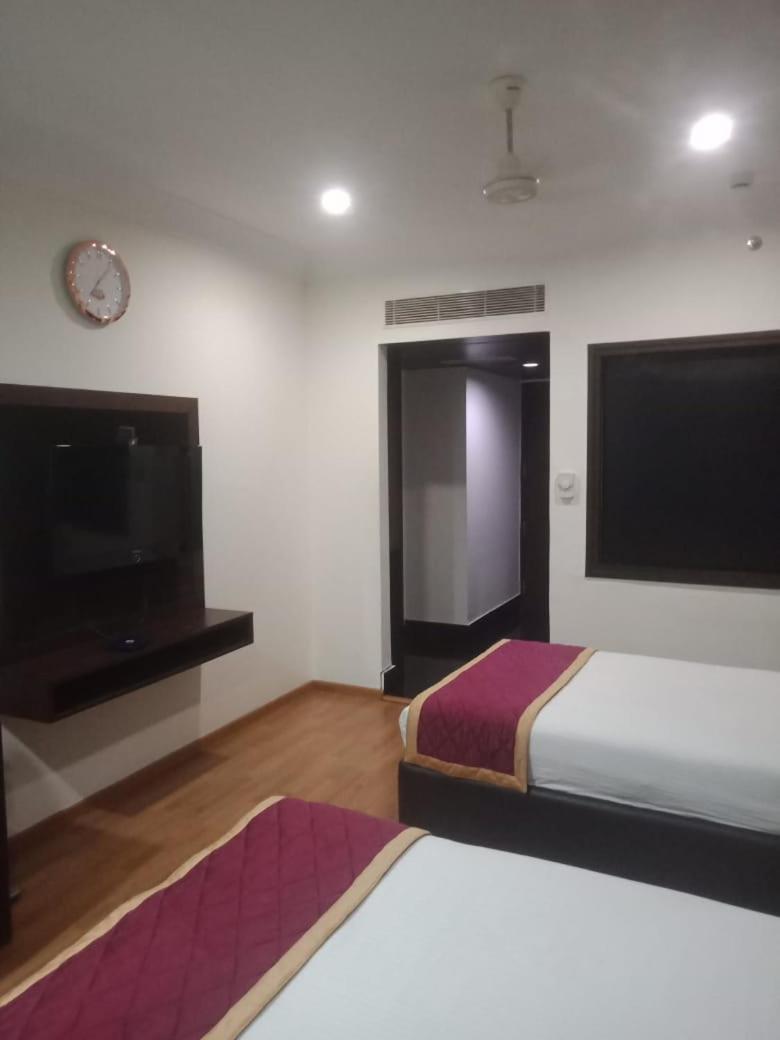 היידראבד Blossom Rooms Hotel Vashishtha - Free Lunch Or Dinner- Free Breakfast מראה חיצוני תמונה