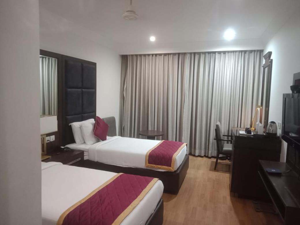 היידראבד Blossom Rooms Hotel Vashishtha - Free Lunch Or Dinner- Free Breakfast מראה חיצוני תמונה