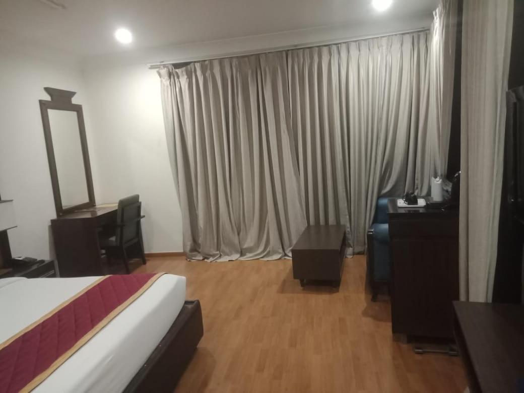 היידראבד Blossom Rooms Hotel Vashishtha - Free Lunch Or Dinner- Free Breakfast מראה חיצוני תמונה