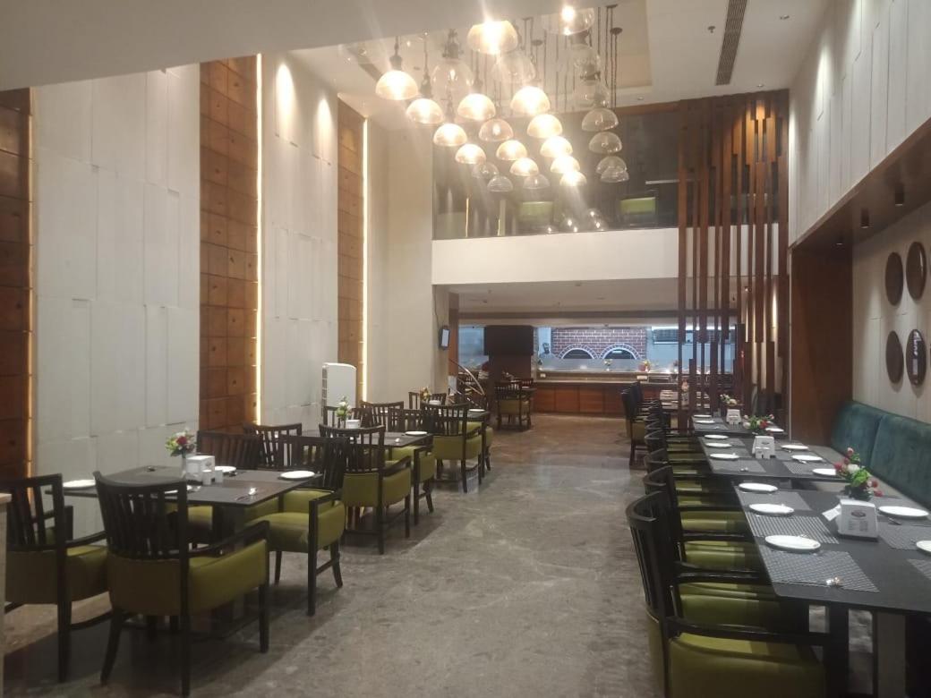 היידראבד Blossom Rooms Hotel Vashishtha - Free Lunch Or Dinner- Free Breakfast מראה חיצוני תמונה