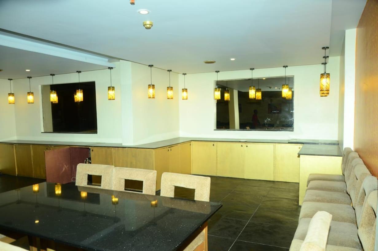 היידראבד Blossom Rooms Hotel Vashishtha - Free Lunch Or Dinner- Free Breakfast מראה חיצוני תמונה
