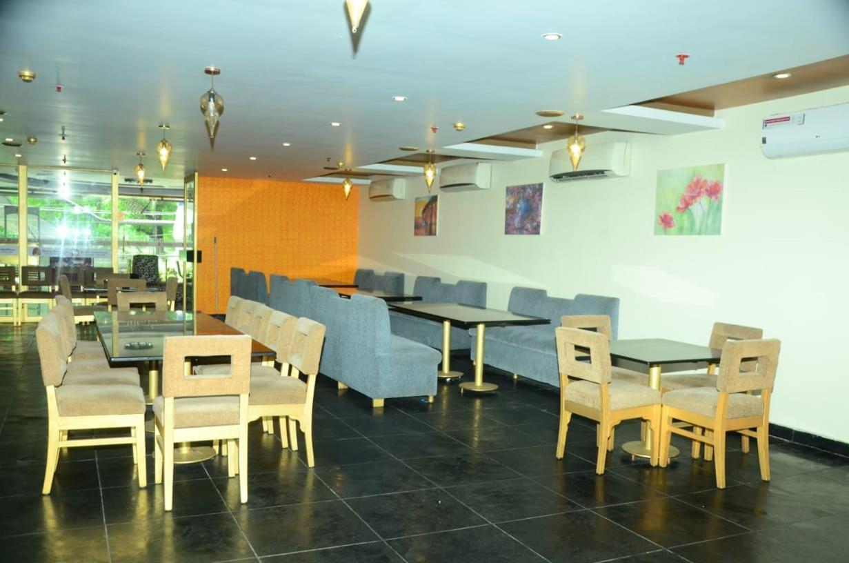 היידראבד Blossom Rooms Hotel Vashishtha - Free Lunch Or Dinner- Free Breakfast מראה חיצוני תמונה