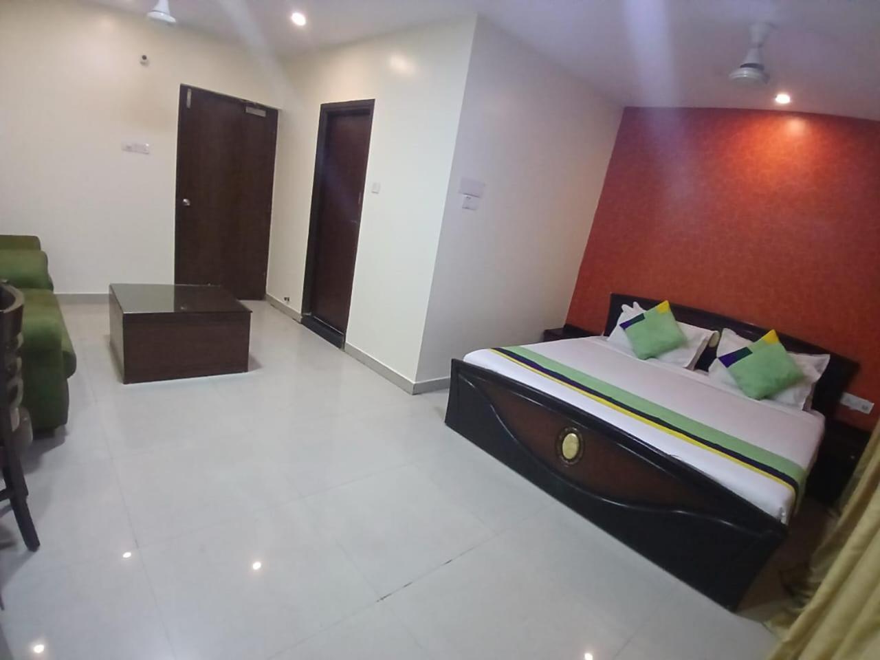 היידראבד Blossom Rooms Hotel Vashishtha - Free Lunch Or Dinner- Free Breakfast מראה חיצוני תמונה