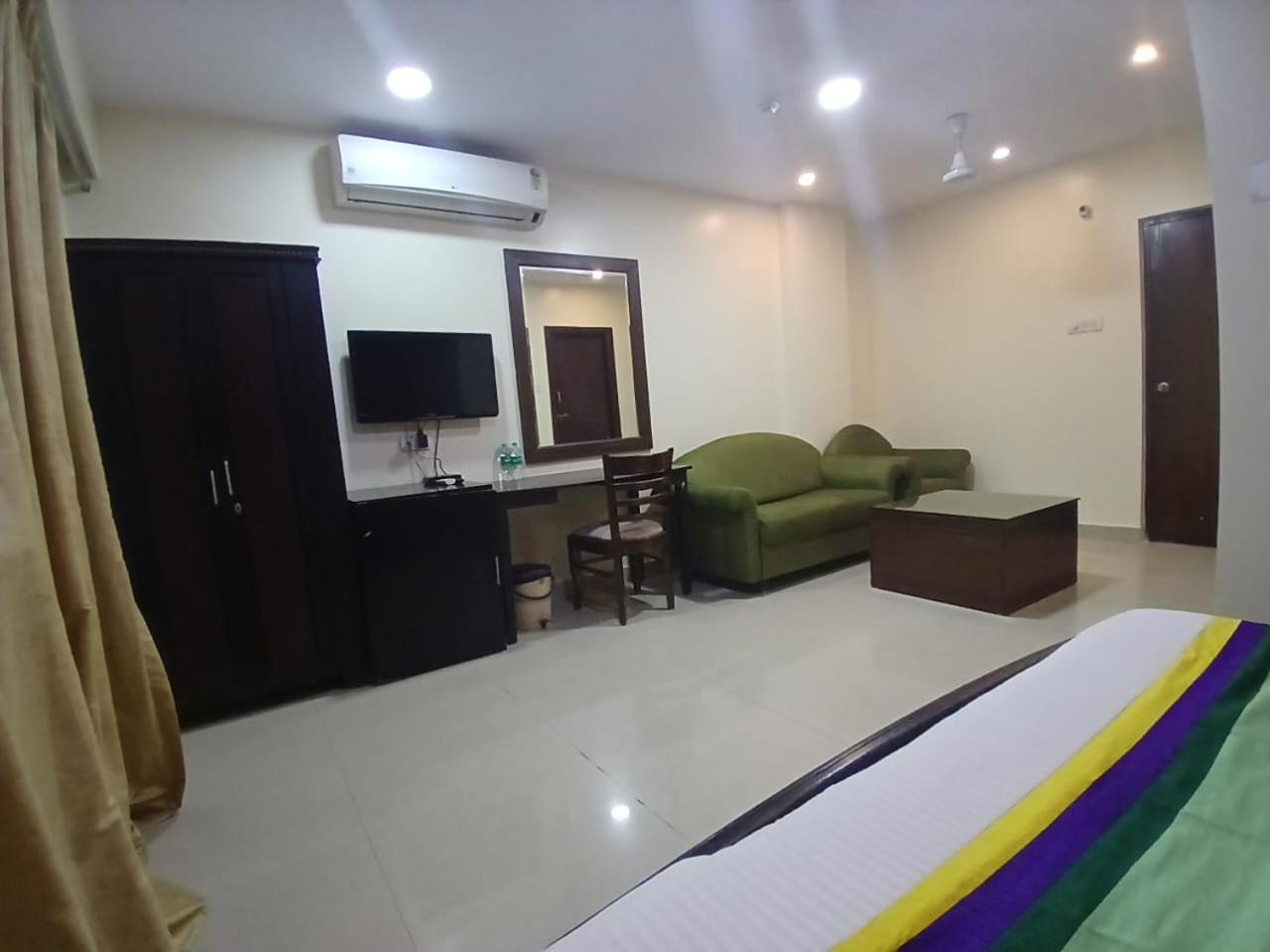 היידראבד Blossom Rooms Hotel Vashishtha - Free Lunch Or Dinner- Free Breakfast מראה חיצוני תמונה